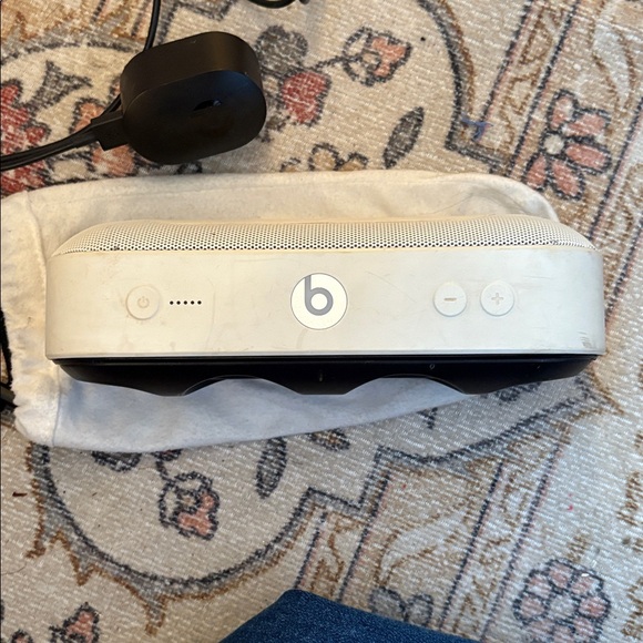 BEATS pill White Portable Bluetooth Speaker - Picture 4 of 5